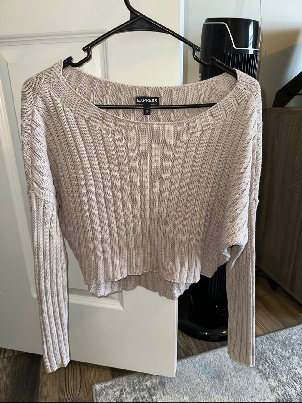 Express Women's Light Cream Ribbed Cropped Crewneck Sweater